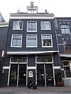 Amsterdam, Reguliersdwarsstraat 40 -  voormalig koetshuis met gevel onder rechte lijst waaronder een dwarsdak