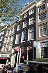 Pand met gevel onder rechte lijst met triglyfen