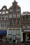 Pand met uit- en ingezwenkte halsgevel