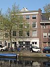 Breed bedrijfspand met twee bovenhuizen