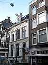 Huis met gepleisterde en van stucversiering voorziene gevel