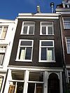 Huis met latere gevel onder 19e-eeuwse rechte lijst
