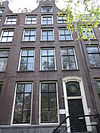 Pand met klokgevel met deuromlijsting