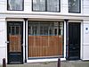 Huis uit 1642/43 verenigd achter een gezamenlijke lisenengevel met de nrs 151 en 155