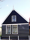 Houten huis met puntvormig voorschot