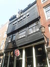 Zeedijk 1, Amsterdam.JPG -  Dwarshuis met houten, per verdieping overkragende gevel