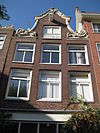 Pand met gekuifde klokgevel