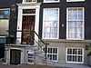 Huis met gevel met rechte lijst en deurpartij