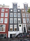 Pand met halsgevel met beeldhouwwerk in de afdekking en twee oeils-de boeuf