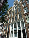 Pand met pilaster-halsgevel