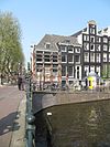 Huis onder dwars dak, gevel onder rechte lijst met consoles
