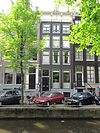 Pand met gevel onder rechte lijst met consoles
