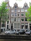 Pand met klokgevel met drie flesbalusters