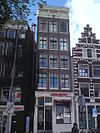 Oud huis met herbouwde gevel onder de oorspronkelijke gesneden rechte lijst met consoles