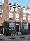 Pand met gevel onder rechte lijst met doristisch drielicht op de tweede verdieping