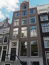 Huis met halsgevel met deuromlijsting