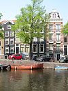 Huis met gevel onder rechte lijst