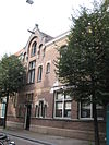 Pand met achtergevel met middenportiek op toscaanse zuilen, met fronton en balustrade
