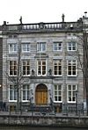 Overzicht voorgevel met beelden - Amsterdam - 20353493 - RCE -  HUIS SWEEDERIJCK: Overzicht voorgevel met beelden (opmerking: Gefotografeerd voor: P.M. Fischer, Ignatius en Jan van Logteren, Alphen a/d Rijn 2005.) 