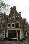 Pand met klokgevel onder siertrossen