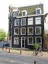 Hoekhuis met gevel onder rechte lijst