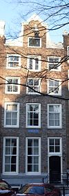 Leliegracht 54.JPG -  Leliegracht 54  Leliegracht 54. Het pand is in 1994 uitgebrand en in 1997 gereconstrueerd. De top is afkomstig van Sint Antoniesbreestraat 45 
