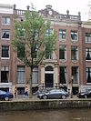 Dubbel huis met gevel met hoeklisenen, onder rechte stenen lijst met attiek