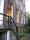 WLM - Minke Wagenaar - IMG 0006 - Kerkstraat 310 te Amsterdam Rijksmonument 2934 Huis met ingang aan de straat, doch verder slechts een negen vensters brede achtervleugel (XVIIIc); gesneden ingangspartij en dakkapel aan de straatzijde, achtervleugel onder hoog schilddak, met stoep, gesneden deuromlijsting en gesneden dakkapellen. Voormalige vestiging van Abma, Dirks & Partners architecten, in het begin van de twintigste eeuw hoogstwaarschijnlijk bureau van de architect Eduard Cuypers. Foto uit 1904-1905 toont de achterzijde…