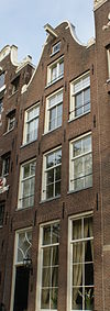 Pand met gevel onder armelijke klokvormige top