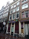 Pand met gevel onder rechte lijst