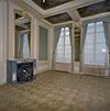 Interieur van de rechter voorkamer op de bel-etage met schouw en beschilderd plafond - Amsterdam - 20329302 - RCE -  Schouw/ Plafond: Interieur van de rechter voorkamer op de bel-etage met schouw en beschilderd plafond 