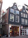 Hoekhuis met klokgevel en overgebouwde zijgevel