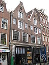 Koetshuis met puntgevel en houten pui