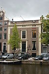 Dubbel huis met gevel van drie traveeën met zandstenen hoeklisenen, deuromlijsting en triglyfenlijst en bakstenen attiek