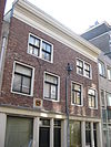 Pand met latere gevel onder rechte lijst