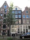Pand met gevel onder gelobde lijstvormige houten top met gesneden luikomlijsting