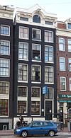 Pand met gevel onder verhoogde lijst met consoles