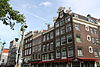 Hoekhuis met rijk versierde klokgevel