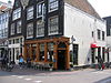 WLM - Minke Wagenaar - Hotel Ramenas 003 - HOTEL RAMENAS Hotel CafÃ© De Bloeiende Ramenas HAARLEMMERDIJK 61 1013 KB Amsterdam +31(0)20-6246030 www.hotelramenas.nl 11kamers 28bedden Rijksmonument 1304, 17e eeuws huis met 18e eeuwse gevel (oorspronkelijk vermoedelijk een halsgevel) onder 19e eeuwse klokvormige top met rollagen. 
