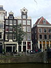 Hoekhuis met rijk versierde halsgevel