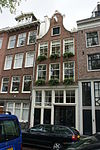 Huis, vanwege de van elders afkomstige zandstenen afdekkingen van de klokvormige top
