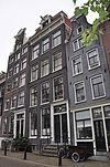 Huis voorzien van gevellijst met consoles