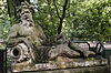 Artis Tuinornament 6 -  Artis, Amsterdam. Verspreid over het terrein van Artis bevindt zich een groep van zeven tuinornamenten : TUINVAAS. Geplaatst bij het tegenwoordige broedmachinehuis. Loden vaas in Lodewijk-XIV-stijl op kalkstenen piÃ«destal met profiel en ornament. Vaas met geprofileerde voet en cuppa met florale en mythologische voorstellingen. Zware oren met diermotief. Gedecoreerde en geprofileerde deksel met granaatappel. TUINVAAS. Geplaatst bij de fazanterie bij een perk aan de Plantage Middenlaan. Na…