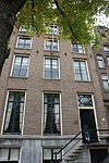 Pand met zware gevel onder triglyfenlijst