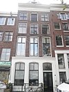 Pand met gevel onder rechte lijst en dakvoorschot