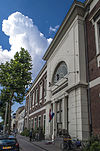 Artis Hoofdgebouw3 -  Artis, Amsterdam. Het oude Hoofdgebouw (1851), in laat-classicistische trant, met doristisch aandoend halvemaanvenster en gietijzeren ornament in de deuren in de middenrisaliet. 