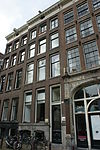 Pand met gevel onder gesneden rechte lijst, met gebeeldhouwde cordonlijst