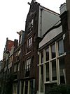 Rijksmonument-312-20111029122236 -  Huis met later versoberde ingezwenkte halsgevel waarin aardige pui Amsterdam