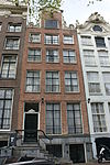 Herbouwd pand met gevel waarop de oorspronkelijke hals