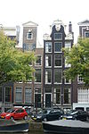 Pand met vrijwel geheel herbouwde gevel waarop hals